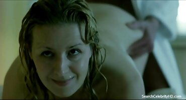 Pareja follada activamente videos x caseros cerca de un amigo dormido en la cama