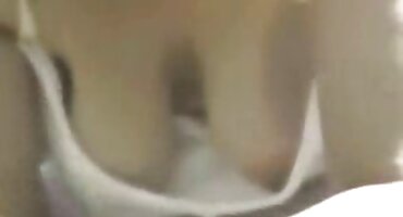 La novia de grandes tetas se relaja a través de una relación interracial petárdas con un hombre negro