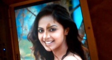 Chica asiática tetona se entrega ardientemente a un hombre en videos porno hd el sofá