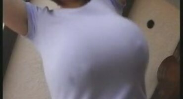 Latina ardiente porno con negra con gran culo atrajo la polla en el coño después de una jugosa mamada