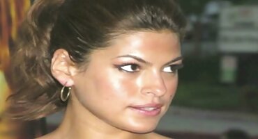 Rubia en medias practica la masturbación con su consolador favorito xxx de negras