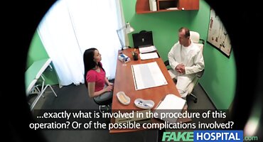 Enfermera cachonda en medias tiene sexo con un hombre porno vírgenes