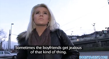 Milf depravada probó la polla del novio de su hija frente a sus porno en vivo ojos