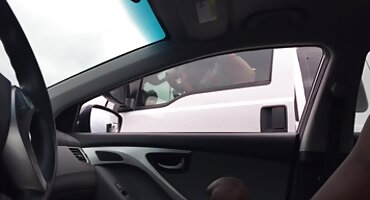 Latina sensual acaricia suavemente su entrepierna para plantar un vibrador vídeosxxx dentro