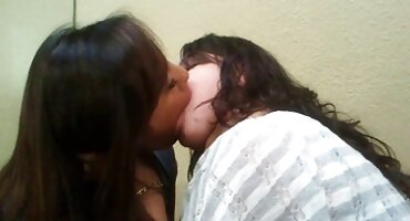 Hermosa morena en medias porno xxx sub español se turna para ser follada anal por varios hombres