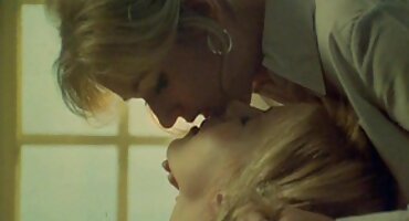 Puta peliculas porno gratis en español de piel oscura chupa pollas de una multitud de novios de piel blanca