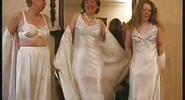 Depravado chupa la polla de un hombre en la cámara y lo obliga a videos pornos de mujeres maduras correrse