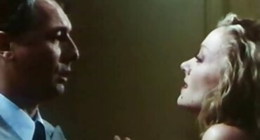 Morena de negocios porno p suelta el honor engullendo semen masculino