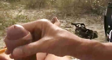 Rubia envejecida está pornoxx acostumbrada a masturbarse la vagina con un gran consolador