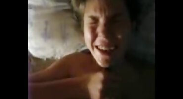 El tipo se apresura a follar al caballo cubierto de Asia como señal de sexso xxx reconciliación