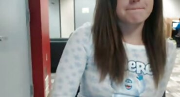 La niña se sentó sumisamente de rodillas frente al chico y comenzó porno xxx lesbianas a chupar el falo