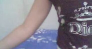 Masajista videos de pornografias en lencería masturba la polla con las manos tiernas