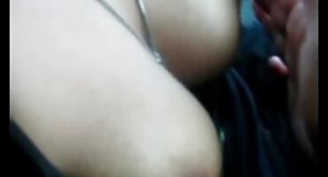 Elegante pelirroja de ébano en medias seduce propietario servipornogratis