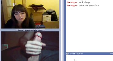 Perra pelirroja chupa el falo negro del agujero en la pared y pono xxx obtiene semillas