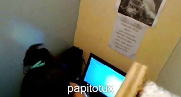 La tentadora de ébano se entrega porno peteras apasionadamente a un hombre sobre la mesa