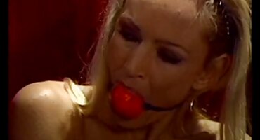 Follada a sexo lesbico gratis una milf tetona con una capucha recortada