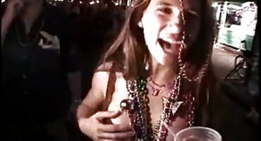 En una mesa de cristal, una chica tetona comenzó una descargar porno masturbación caliente