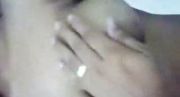 Sacerdotisa de grandes pechos se masturba con un falo de goma afeitado xxx del bueno