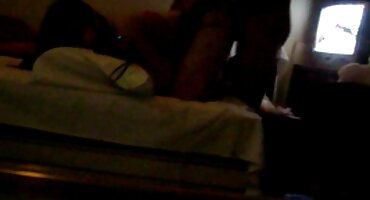 El marido se folla a la serviporno rubias esposa por el culo en la cocina y hace un buen semen