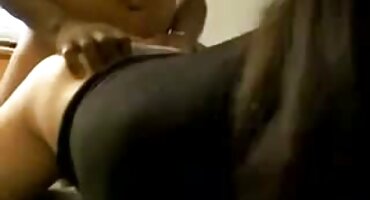 Compañero de sexo maduro en la mesa con porno incestuosas eyaculación increíble en el coño