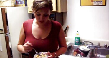 El hombre no pudo resistirse a la zorra madura y comenzó ver peliculas porno a follar