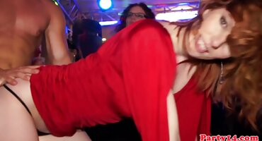 Nena pelirroja tetonas xxx usa un consolador para masturbarse el agujero anal