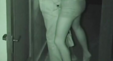 Se folló a la negra con los dedos en el coño y le metió la polla por el culo seso fuerte