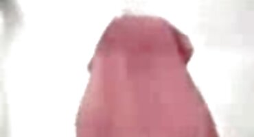 Dos mujeres de ébano en medias se entregan a los placeres lésbicos en videos de muy zorras el sofá