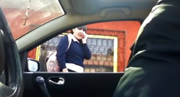 Nena rusa se mete los dedos en el coño debajo del vestido posando ante toro porno la cámara