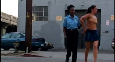 Pelirroja disoluta se serviporno gratis masturba en los escalones de las escaleras