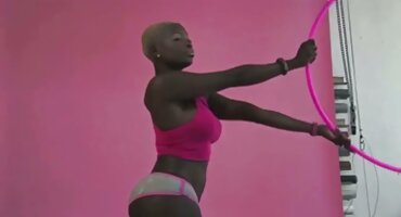 La joven espió al chico en la ducha e hizo que su grueso potno casero tronco entrara en su Coño