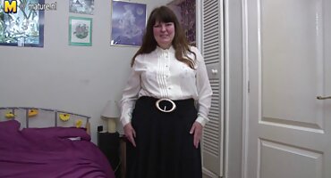 Latina madura en medias negras empala incansablemente su vagina en un videos pornos caseros colombianos pene duro