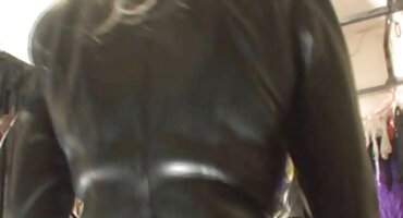 Puso a su joven novia servipórno en la cama y se volvió loco por un buen sexo