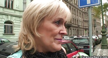 No le dio canal porno gratis a la pelirroja ebony relajarse en la piscina y comenzó a follar