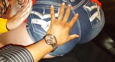 La perra se resistió al sexo grupal porno gratis trios y fue bañada con semen de pies a cabeza