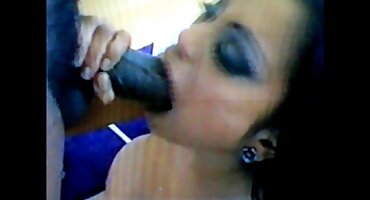 Chica joven videos xxx colegialas se mueve eróticamente mientras se desnuda en la leva