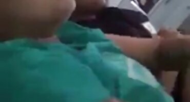 Esbelta mulata bailando striptease y se mueve eróticamente en freex mobi medias