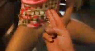 Chica en falda corta babosas xxx le dio el culo a un hombre negro rudo con una gran herramienta