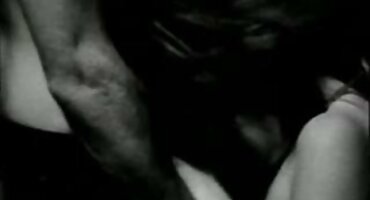 Esclavo lame la entrepierna de una joven amante porno negras después de tratar sus pies