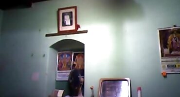 Visitante videospornogratis de bar de piel oscura es follada por un chico de piel blanca