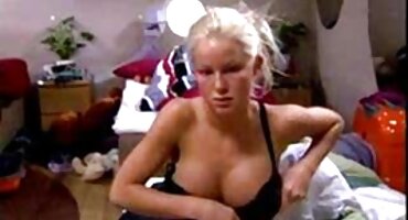 Dos perras jóvenes son folladas activamente por un chico en una celda de porno casero trios prisión