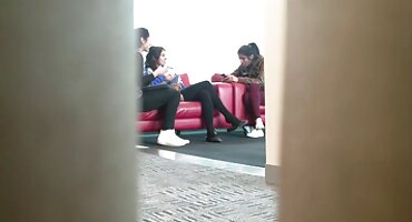 Morena tetona nalgadas xxx le dio a un joven en el dormitorio