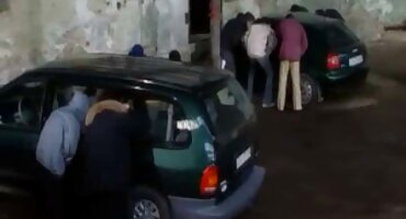 Chica chupa un pene Grande y sigue los xporno consejos íntimos de su novia