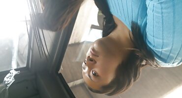 Hace una veopornogratis mamada frente al fotógrafo y posa con semen en la cara