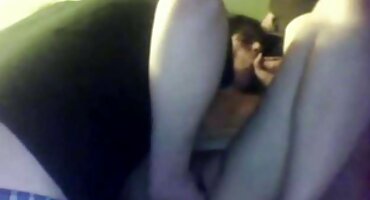 Dusk pulcino chica se masturba una gran polla con las manos y las tetas videos de sexo incestos