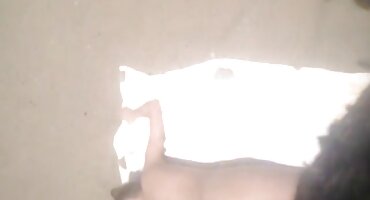 Latina con porno insesto grandes tetas pule el pene de un esclavo