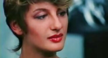 La belleza se excitó con el masaje de un hombre negro y comenzó a ver peliculas porno aparearse con él