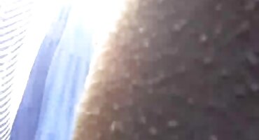 Tomó las mejores mamadas porno un vibrador rojo y se lo insertó en la entrepierna