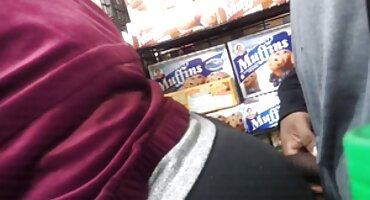 Modelo pechugona le dio a un chico follando trio durante un picnic