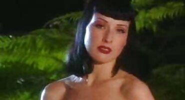 Chica pelirroja alegre tiene cáncer frente a un peliculas porno tonto torcido